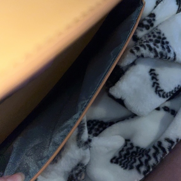 Pixie Mood Zoe Crossbody Bag Purse in Honey and a FREE flower keychain - Picture 9 of 14